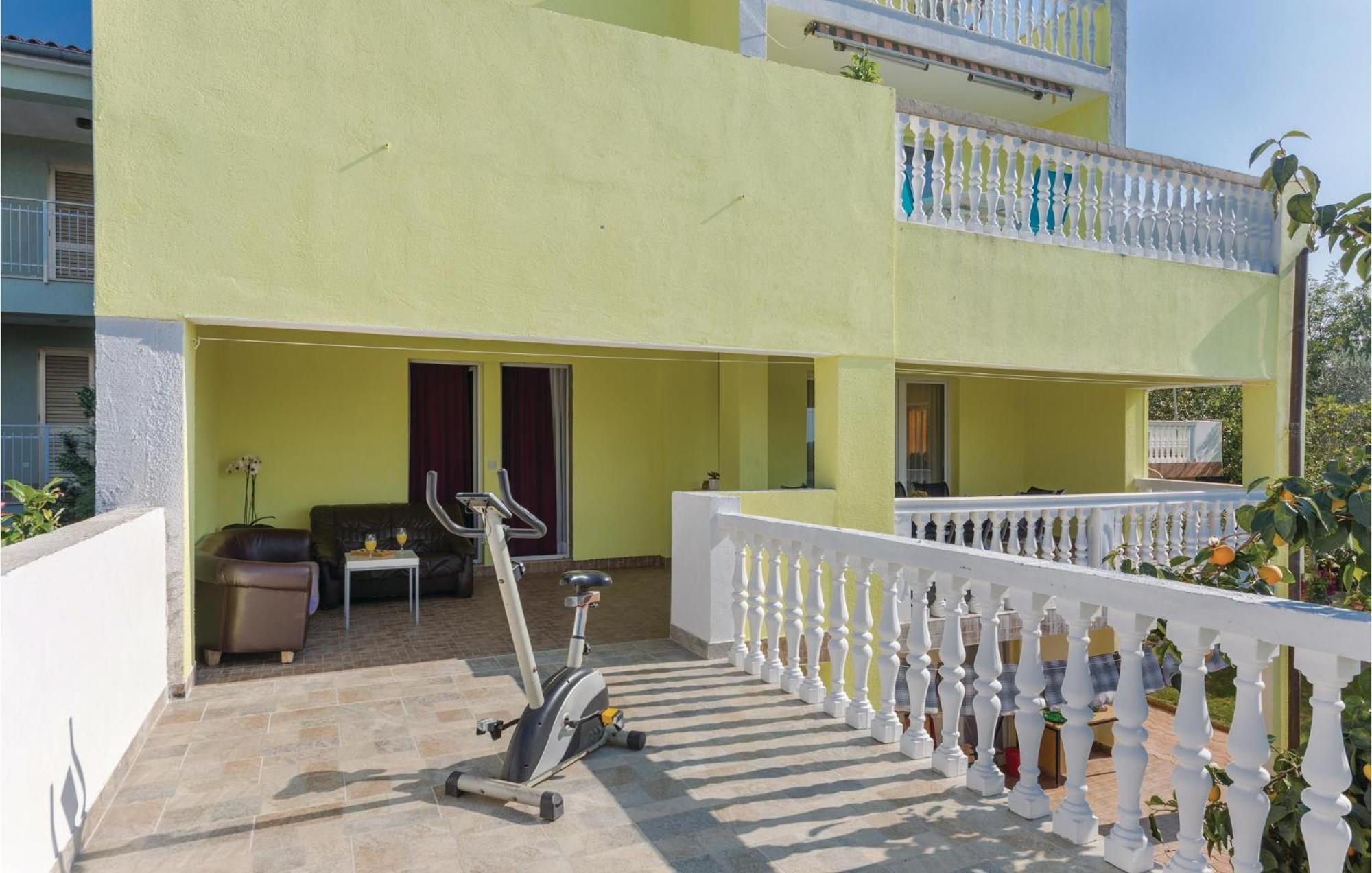 4 Bedroom Beautiful Apartment In Stinjan Luaran gambar